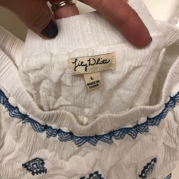 | Lily White | off the shoulder top. Size L. - Picture 3 of 4